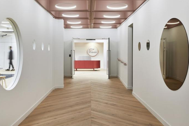 1800平米文化傳媒公司辦公室設(shè)計