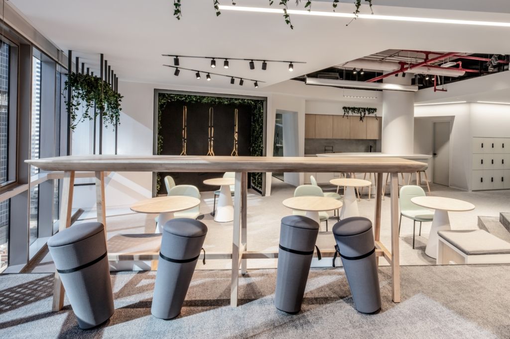 560平方米業(yè)務(wù)管理公司辦公室設(shè)計(jì)