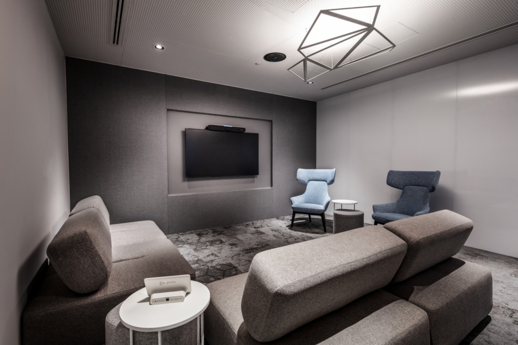 560平方米業(yè)務(wù)管理公司辦公室設(shè)計(jì)